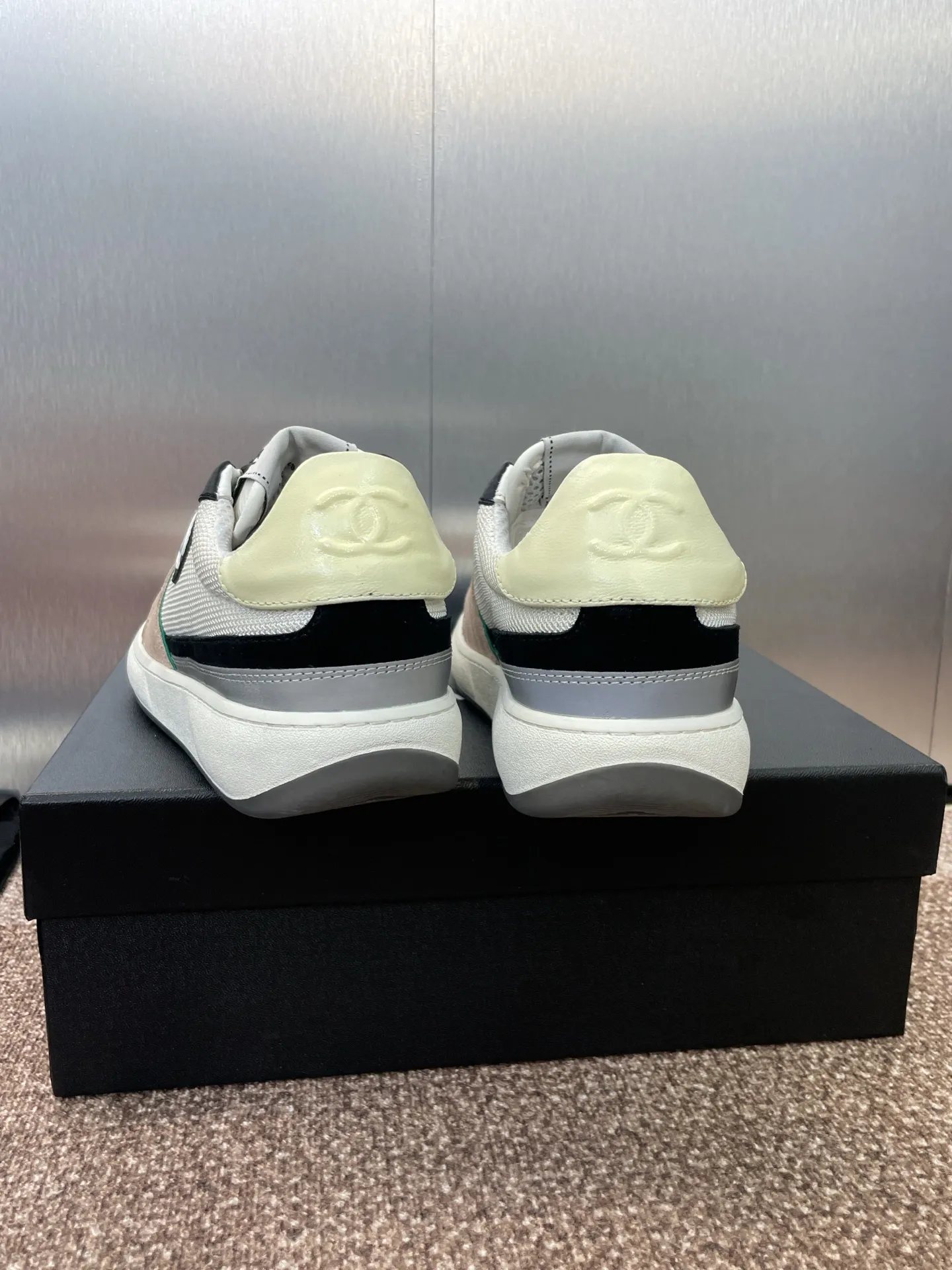 Factory price P580 CHANEL Autumn and winter classic series lace-up casual women's shoes Xiaoxiang letter logo thick-soled round-toe color-blocking sports skateboard shoes Material: imported sheepskin leather upper, imported environmentally friendly breathable mesh cloth + environmentally friendly breathable mesh lining + original molded Tpu outsole Size: Women's size 35-42 (40.41.42 customization is not returnable)